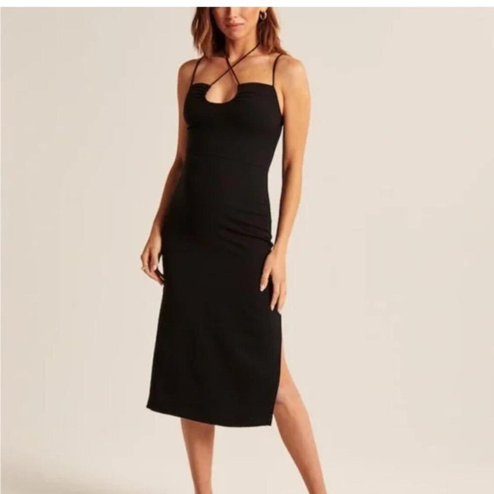 Black dress with a slit on the side #dress also available in green!